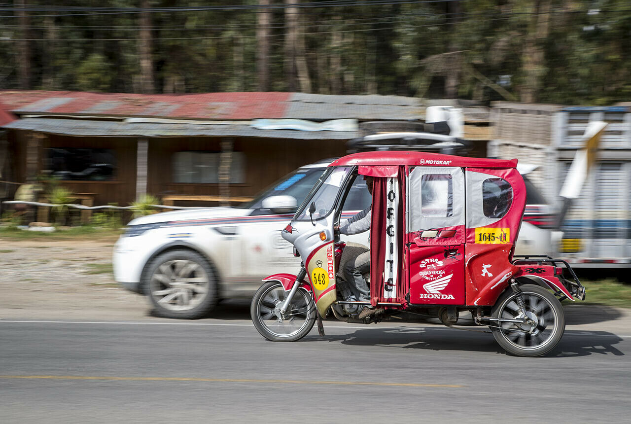 Ein Großteil des Verkehrs in peruanischen Ortschaften wird von Moped-Taxis erledigt