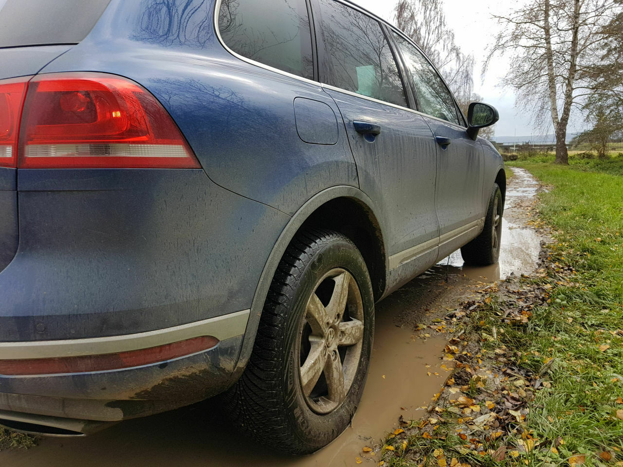 Mit dem Ganzjahresreifen und 2,5 Tonnen in den Matsch