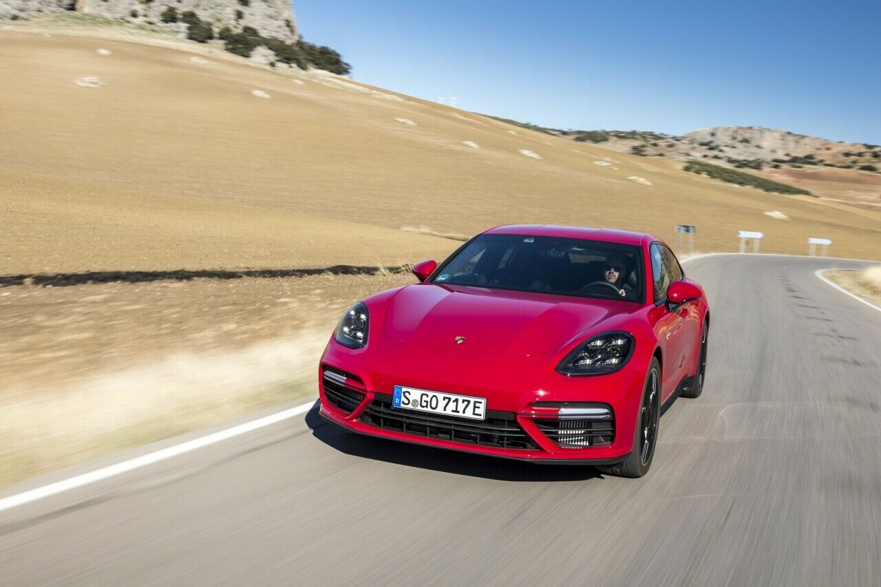 Der Porsche Panamera Turbo S E-Hybrid Sport Turismo sprintet in 3,4 Sekunden auf 100 km/h