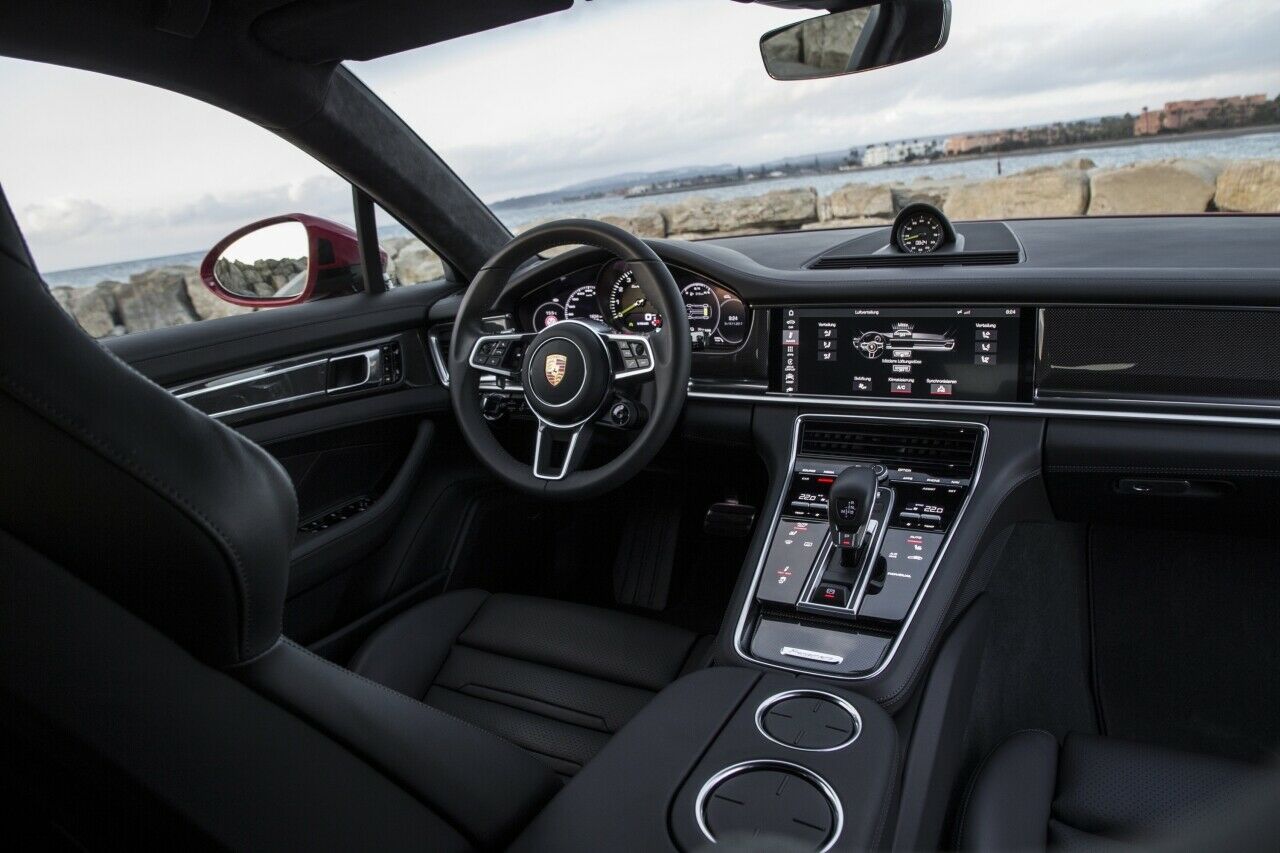 Im Innenraum geben nur die Instrumente Auskunft darüber, dass in diesem Porsche Panamera Sport Turismo ein Plug-in-Hybrid steckt