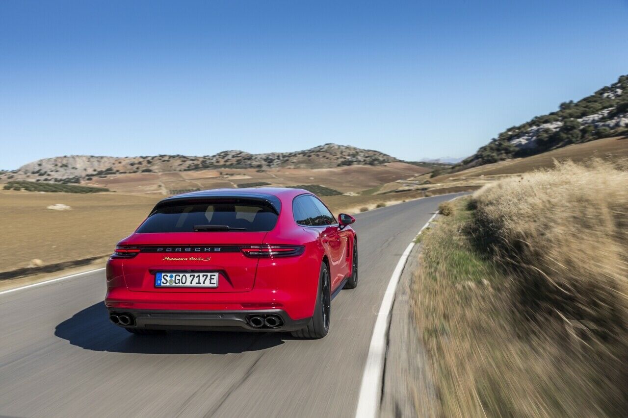 Der Schriftzug auf der Heckklappe des Porsche Panamera Turbo S E-Hybrid Sport Turismo zeigt nicht den vollen Namen. Der wäre zu lang