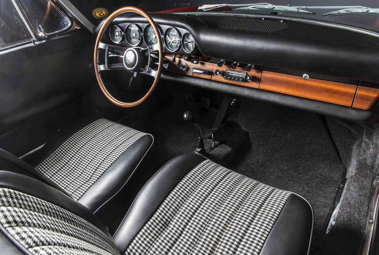 Der fertige Innenraum mit frisch bezogenen Sitzen und neuer Holzvertäfelung