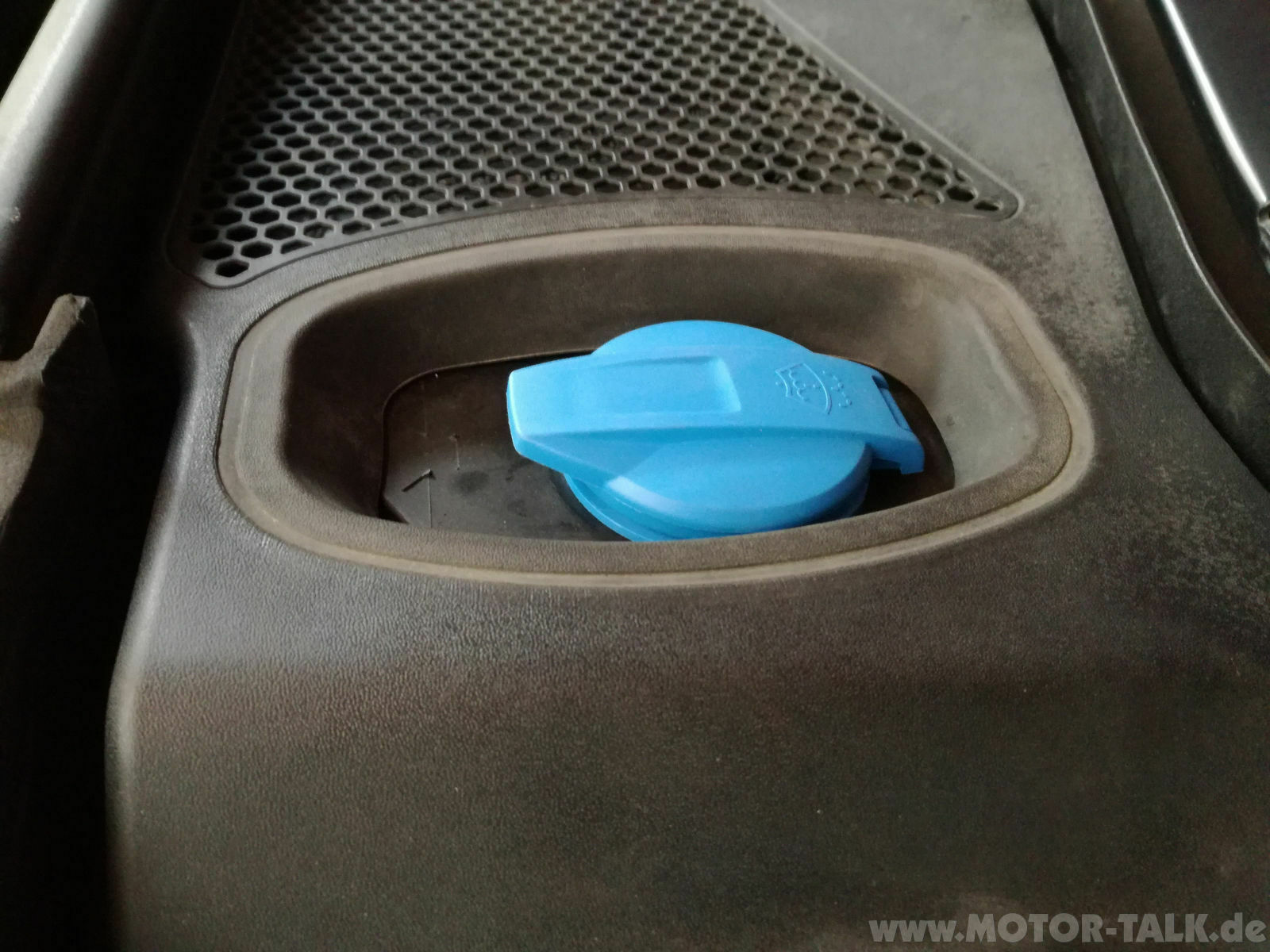 Deckel vom Waschwasserbehälter klappt beim Nachfüllen immer zu - Abhilfe