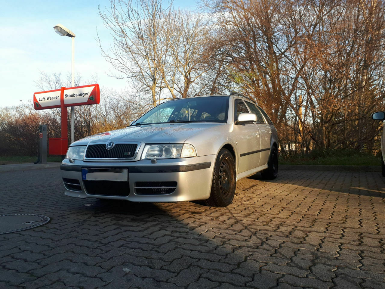 Der Schrottplatz - Spiegelsymmetrisch des Showrooms