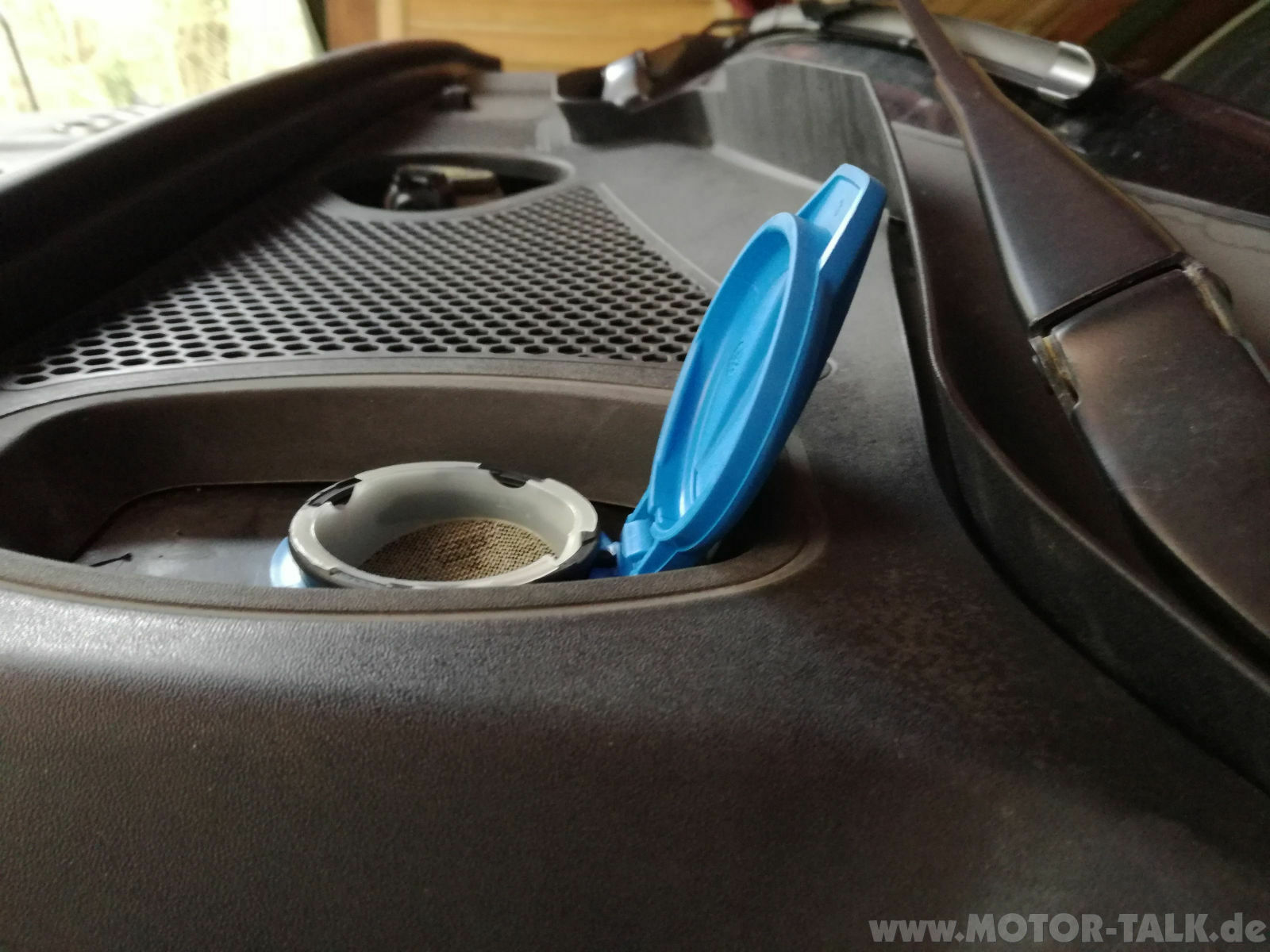 Deckel vom Waschwasserbehälter klappt beim Nachfüllen immer zu - Abhilfe