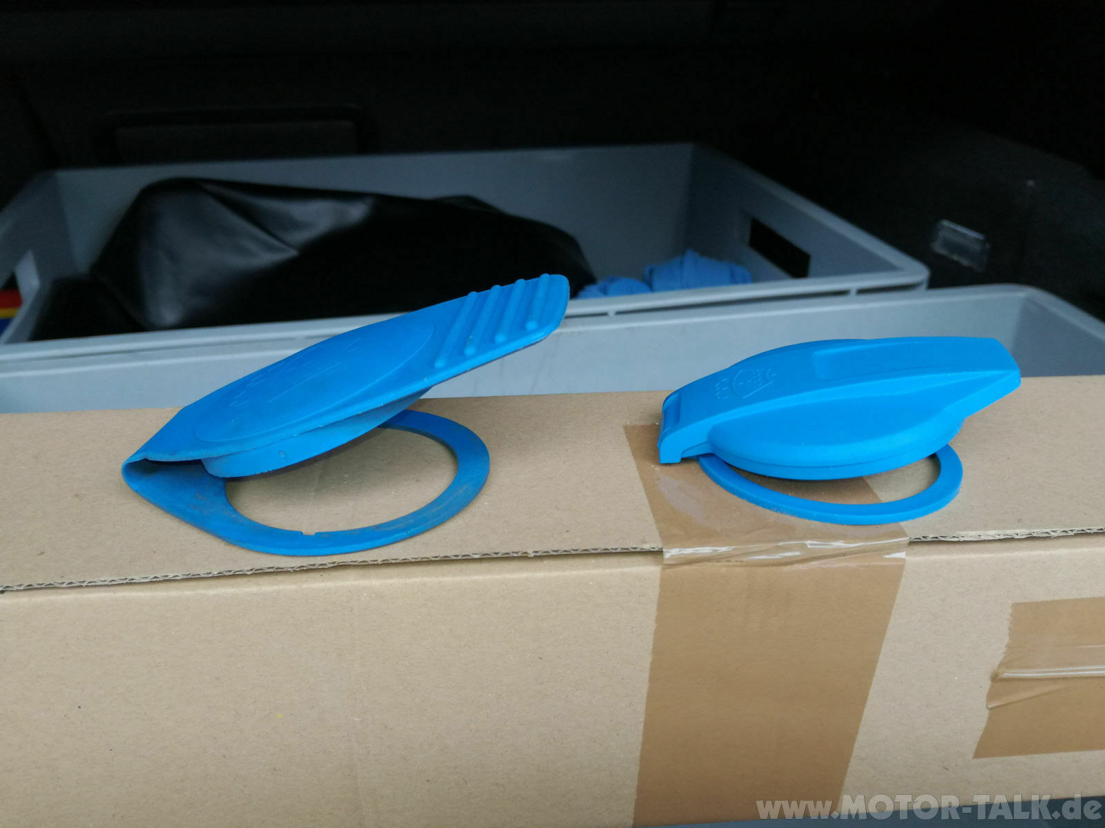 Deckel vom Waschwasserbehälter klappt beim Nachfüllen immer zu - Abhilfe