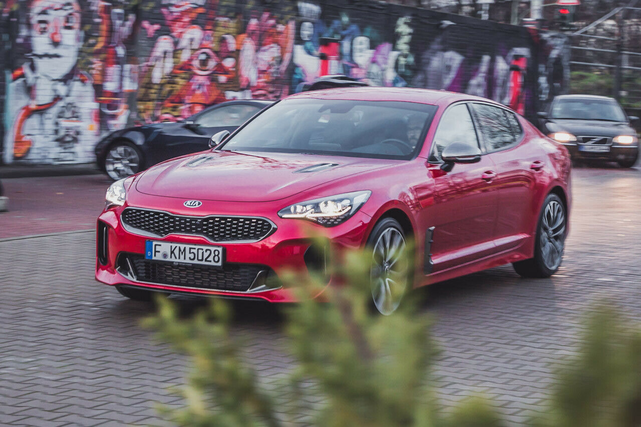 Der Kia Stinger rollte in charakteristischem Rot auf den Motor-Talk-Parkplatz. Das fällt auf