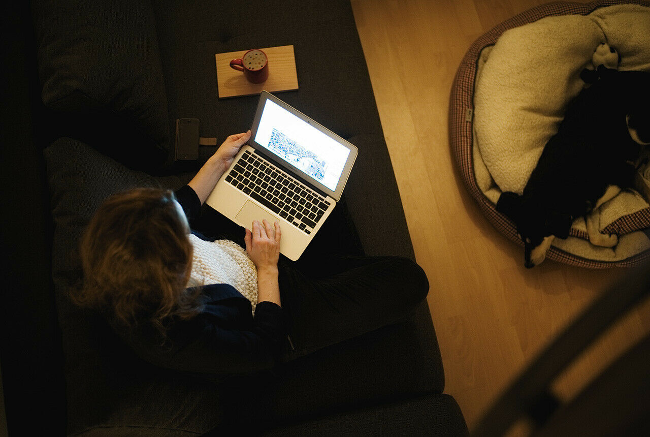 Eigentlich schon im Feierabend - aber trotzdem noch am Laptop? Soll es bei Porsche k&uuml;nftig nicht mehr geben, fordert Betriebsratschef Uwe H&uuml;ck. E-Mails sollen die Mitarbeiter in der Freizeit nicht erreichen k&ouml;nnen