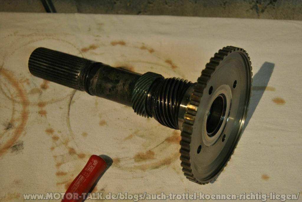 Ausgangswelle samt Tachoantrieb (wenn mechanisch) und Ritzel für Modulator (mechanischer Drehzahlregler)