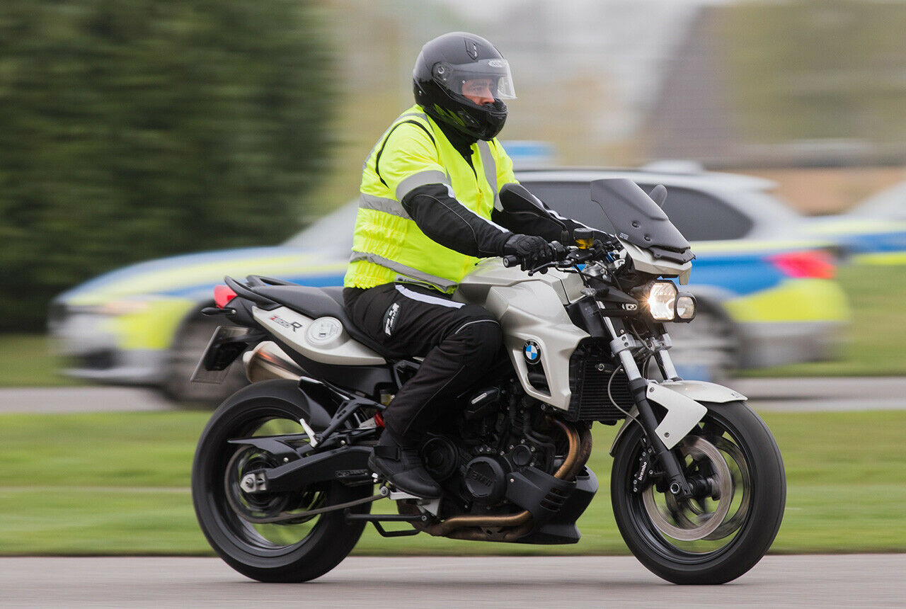 Erst fragte ein 36-j&auml;hriger Motorradfahrer eine Polizeistreife nach Blitzern, d&uuml;ste dann aber davon und konnte erst auf einem Feld gestoppt werden (Symbolbild).