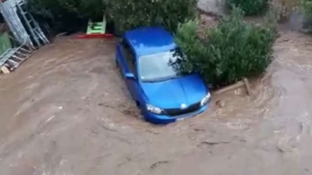 913540612-flutwelle-rollt-durch-kaufungen-9eoyseqa7