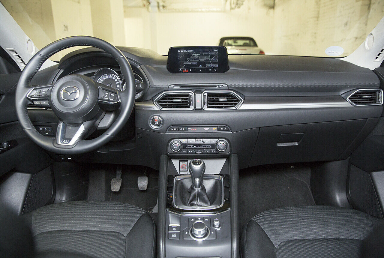 Der Innenraum des Mazda CX-5: Übersichtlich, gut verarbeitet, mit aufgesetztem Display