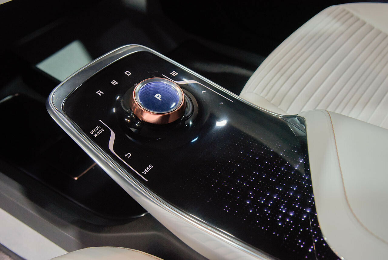Kia Niro EV Concept Innenraum: Den Wählhebel für die Automatik gestaltet Kia als Drehknopf und platziert ihn in der Mittelkonsole