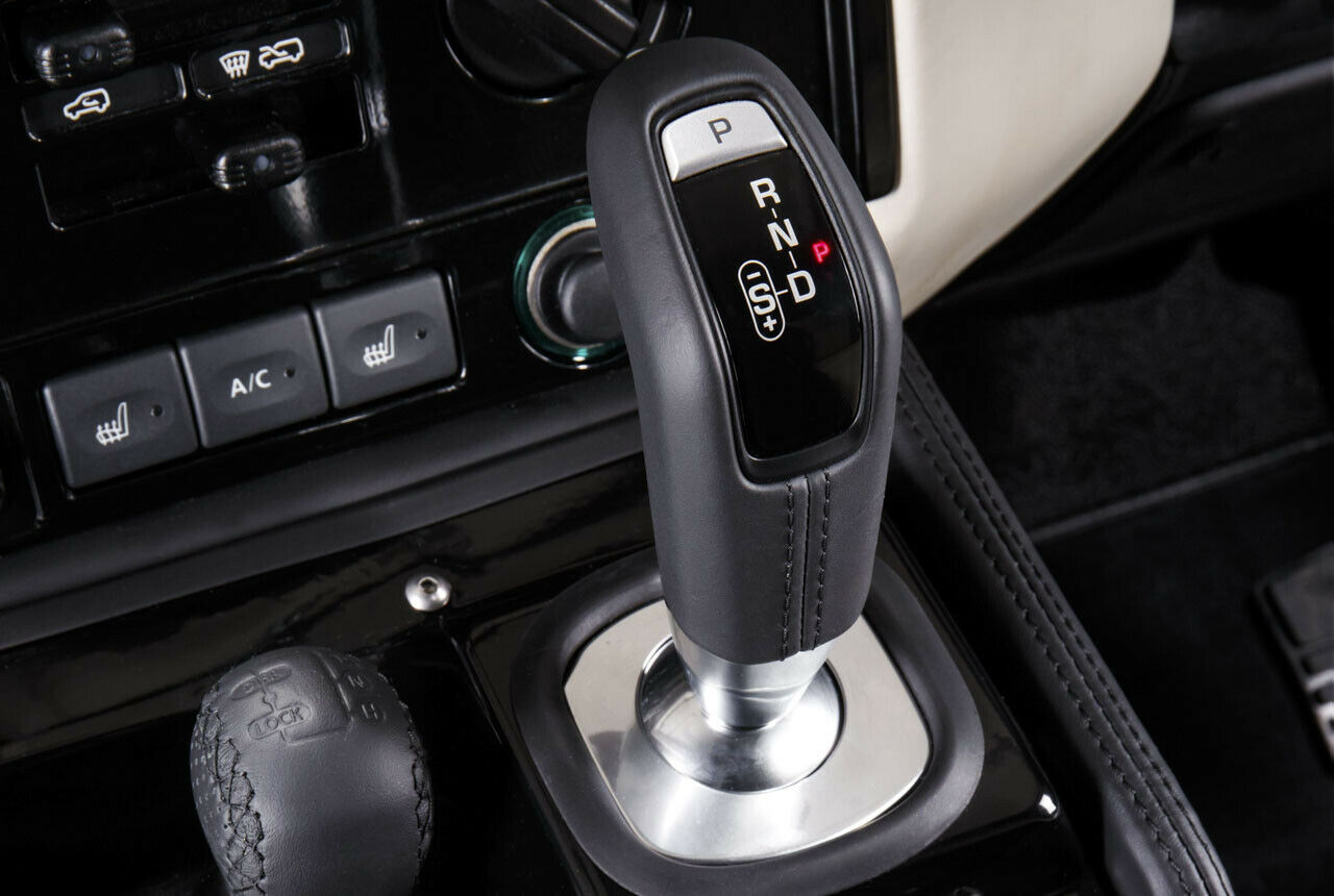 Im Land Rover Defender gibt der V8-Motor seine Kraft an ein 8-Gang-Wandlerautomatikgetriebe weiter