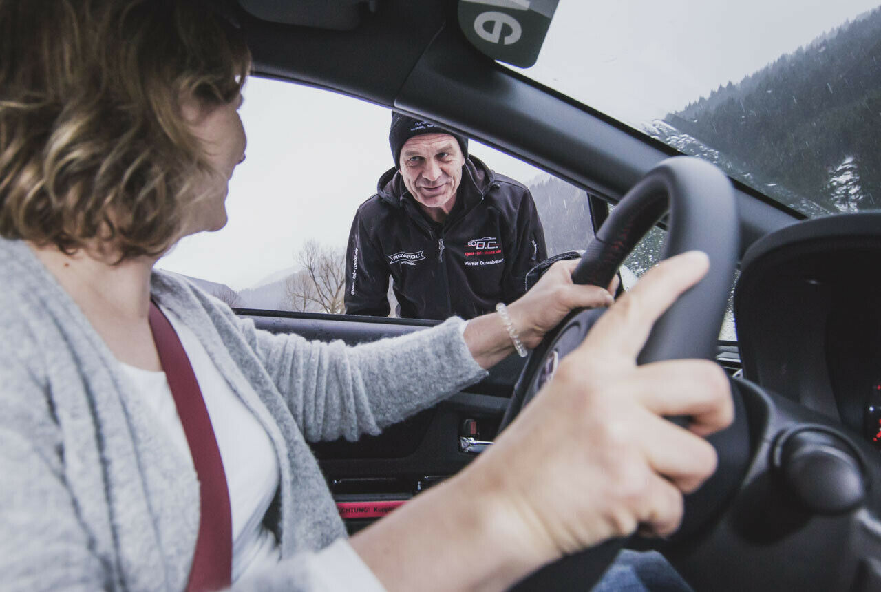 Werner Gusenbauer erklärte den Teilnehmerinnen, wie das Driften noch besser klappt