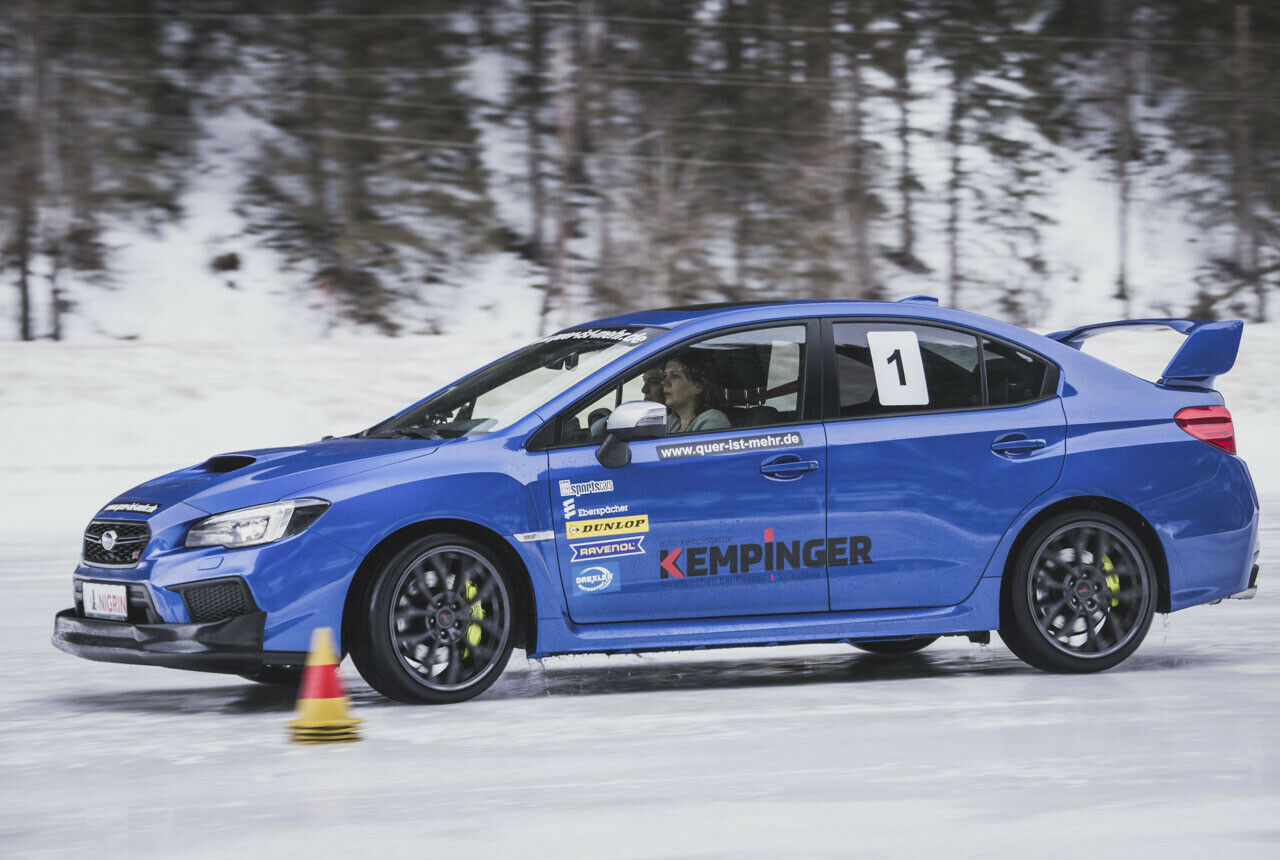 Unsere Redakteurin Sabine am Steuer des WRX STI