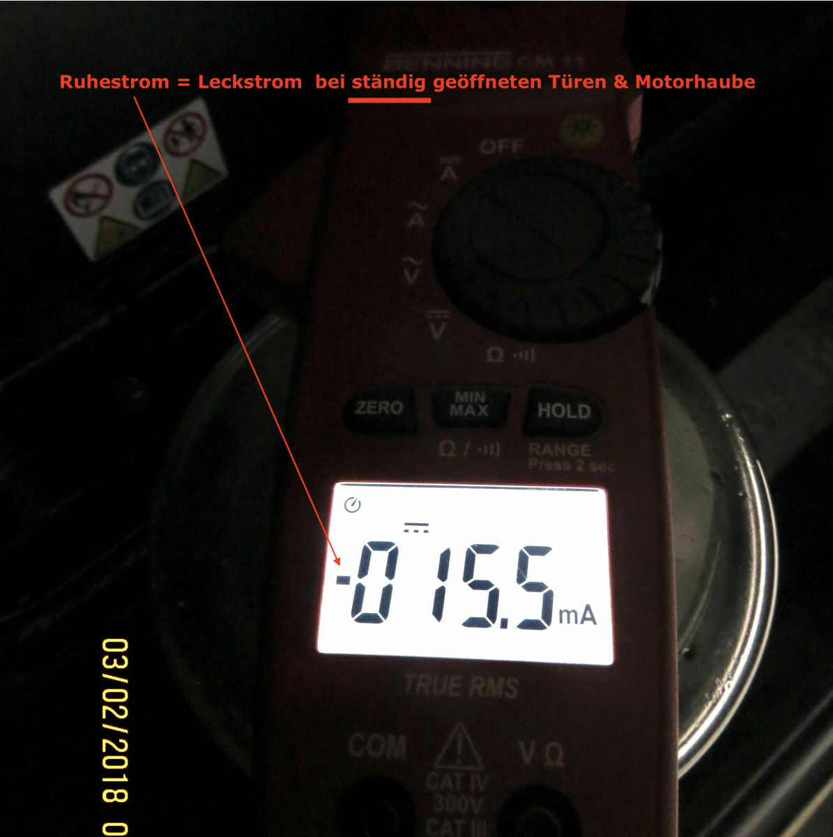 Fehlermeldung: "Anhalten s.Betriebsanleitung" mit Batteriezeichen