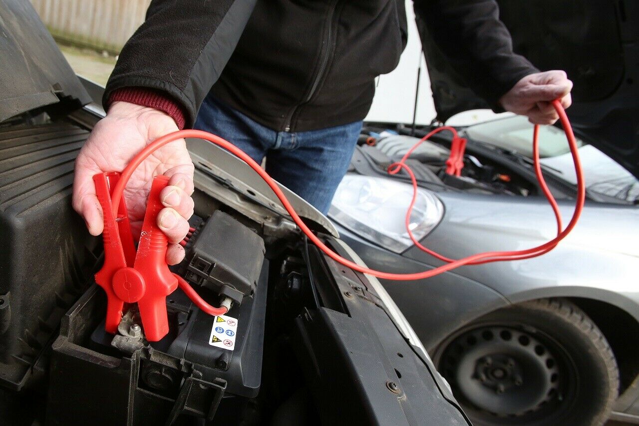 Ratgeber leere Autobatterie: Im Zweifel den Pannendienst rufen