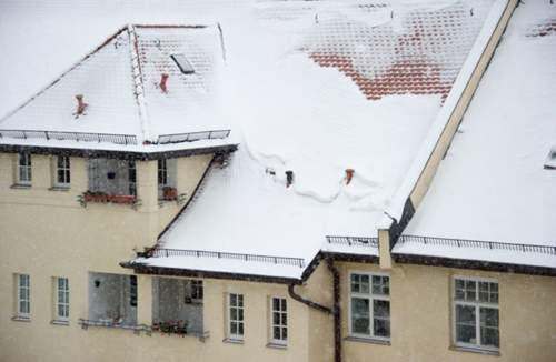 F&uuml;r Sch&auml;den durch eine Schneelawine vom Hausdach, muss der Hausbesitzer nicht unbedingt haften