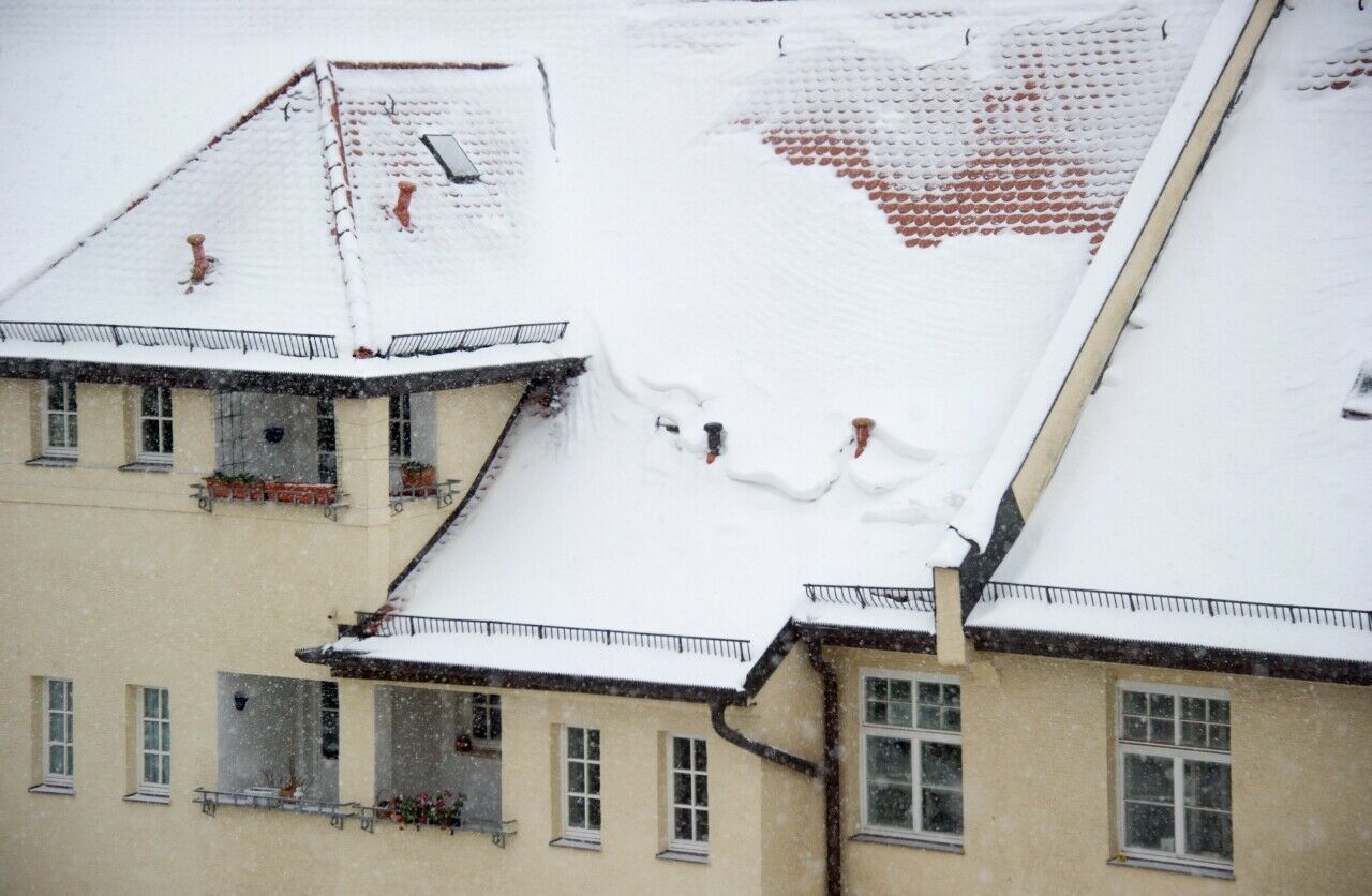 F&uuml;r Sch&auml;den durch eine Schneelawine vom Hausdach, muss der Hausbesitzer nicht unbedingt haften
