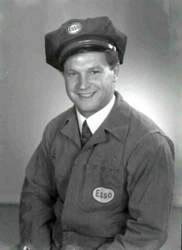 Esso-Tankwart c Lichtbildwerkstatt 400.jpg