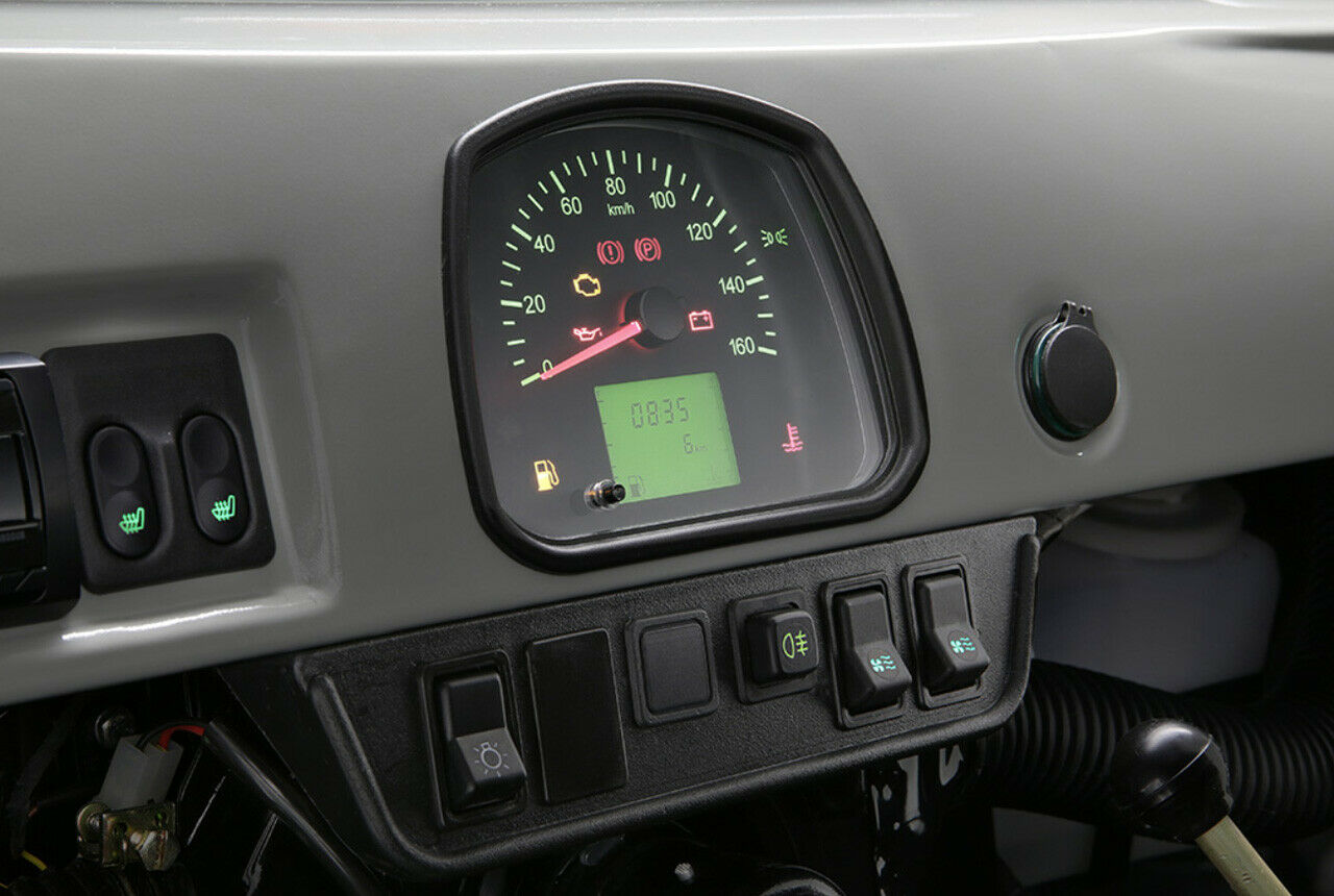 Das Infotainmentsystem des UAZ 452: Trip-Kilometerzähler und Digitaluhr sind informativ und unterhaltsam genug