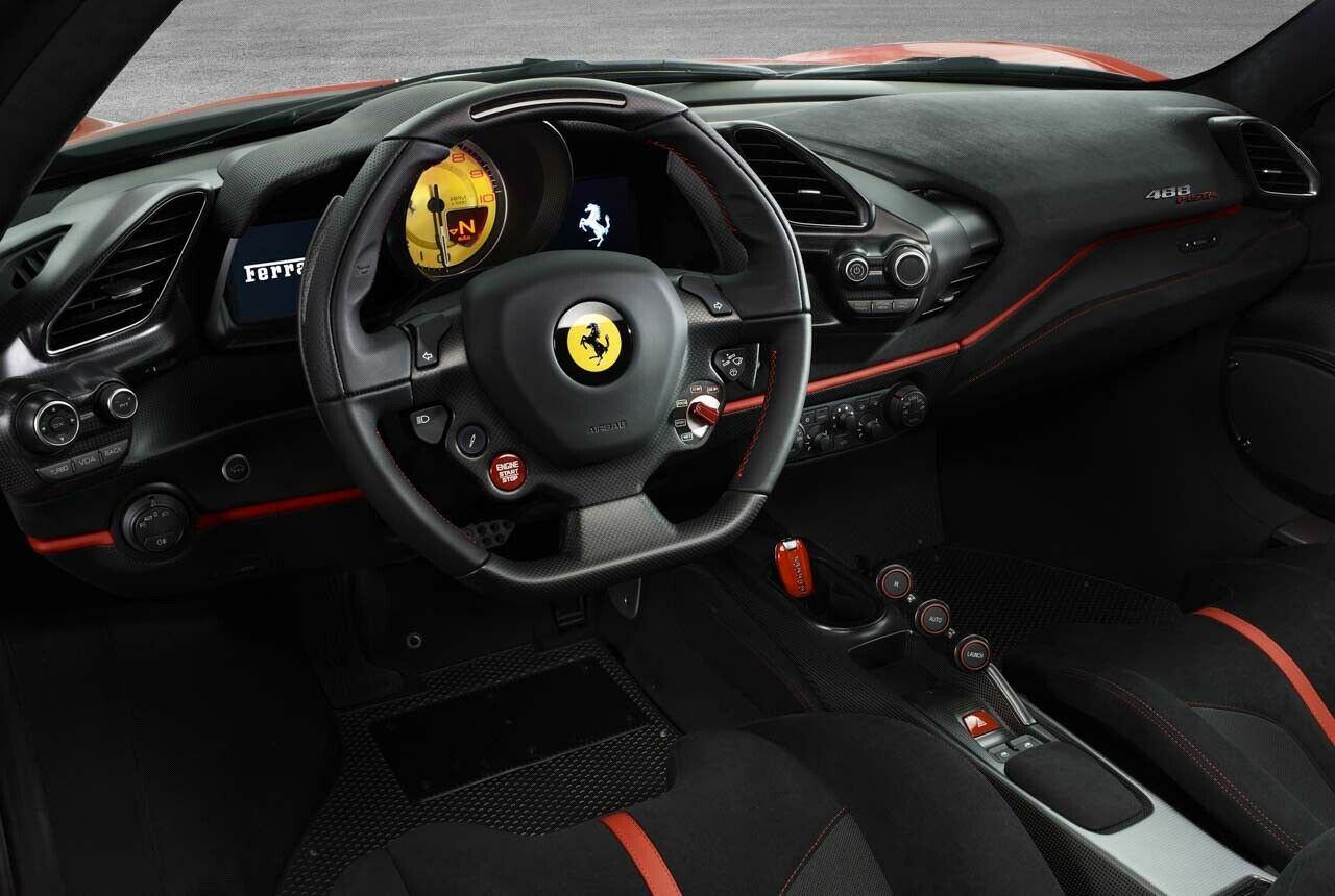 Der Innenraum des Ferrari 488 Pista: Teppiche gehören ins Wohnzimmer, nicht in den Innenraum eines Supersportlers.