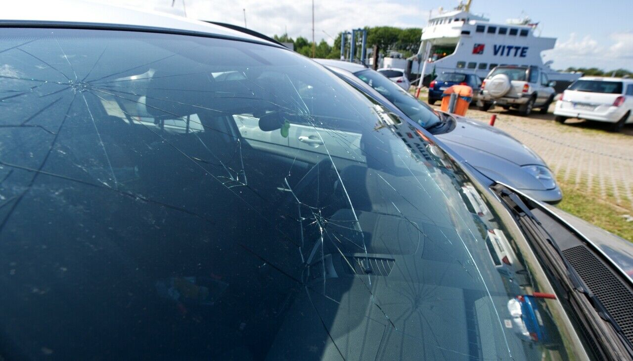 Steinschl&auml;ge: Ein Austausch der Frontscheibe kann zwischen 500 und 1.000 Euro kosten
