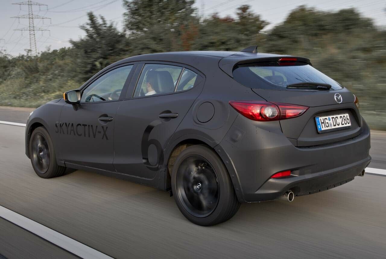 Unter dem Blech des Prototypen steckt bereits die Plattform des kommenden Mazda3. Einen Ausblick auf das neue Modell zeigte Mazda auf der Tokio Motor Show 2017