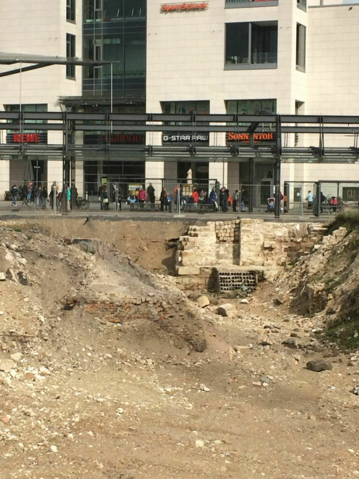 Der Schrottplatz - Spiegelsymmetrisch des Showrooms