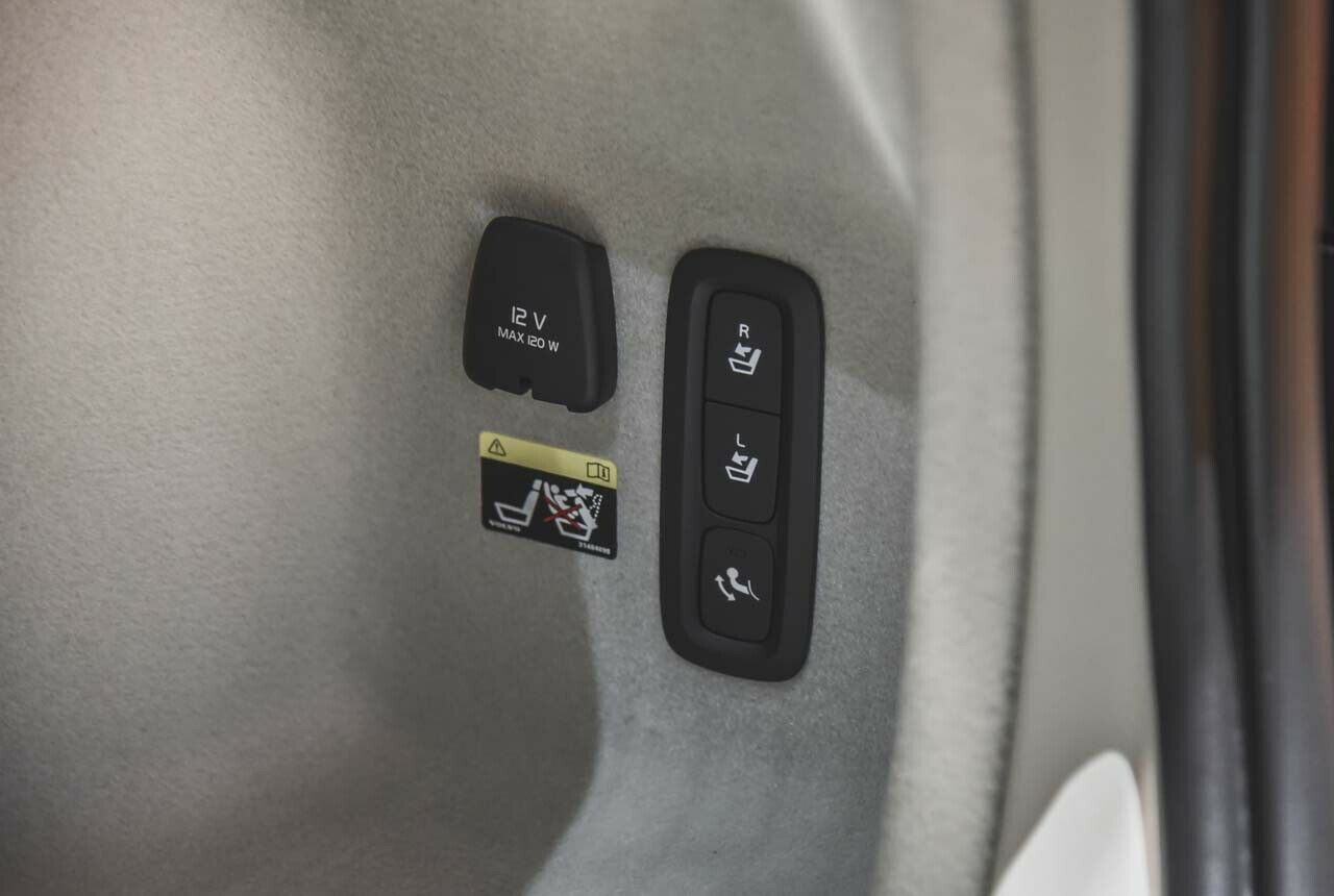 Die Rücksitzlehnen (und die Anhängekupplung) klappen im V60 auf Wunsch elektrisch um und aus