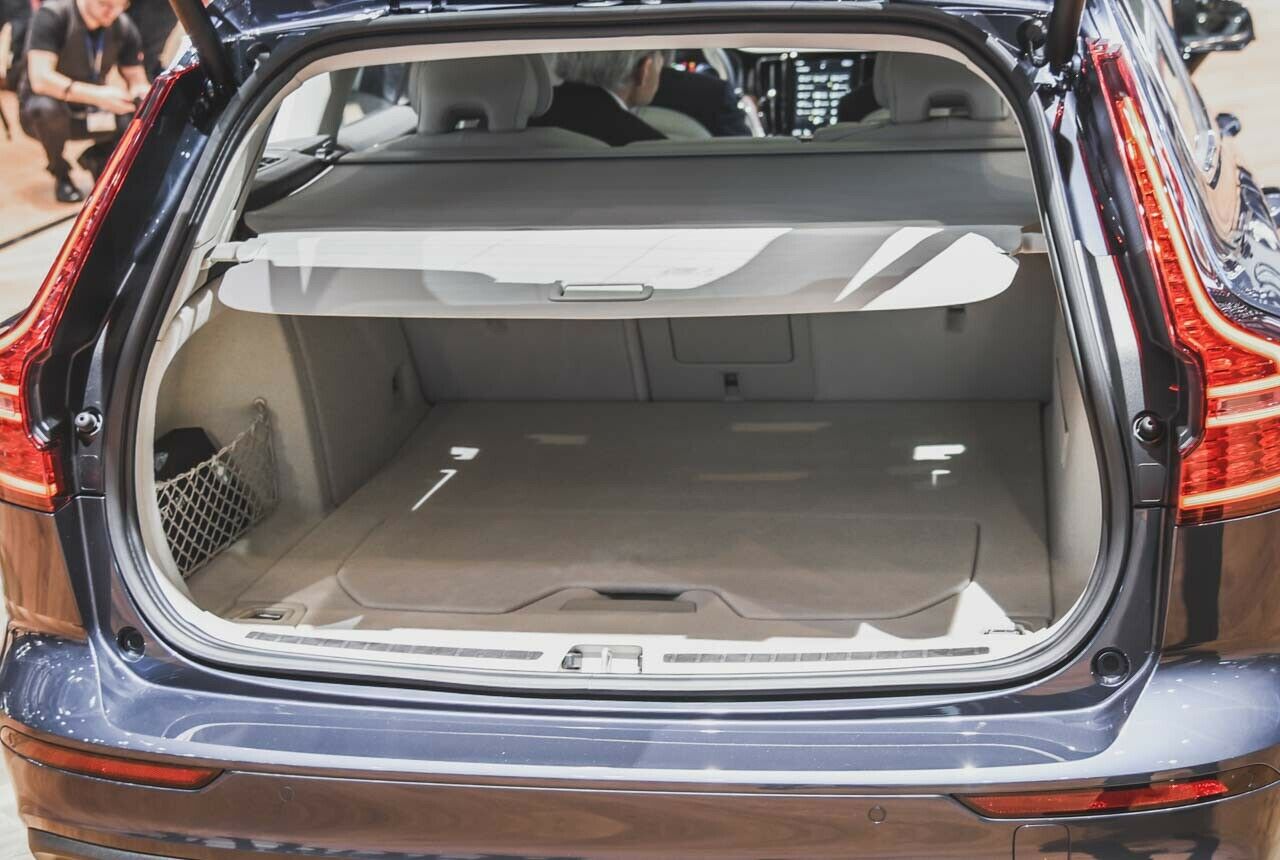 Volvo schlägt den V60 hinten mit weichem Teppich aus, ein kleiner Raumteiler organisiert das Ladegut