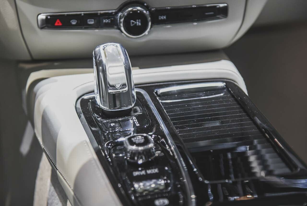 Volvo platziert den Wählhebel im V60 klassisch auf dem Mitteltunnel, viel Platz nimmt er trotzdem nicht weg