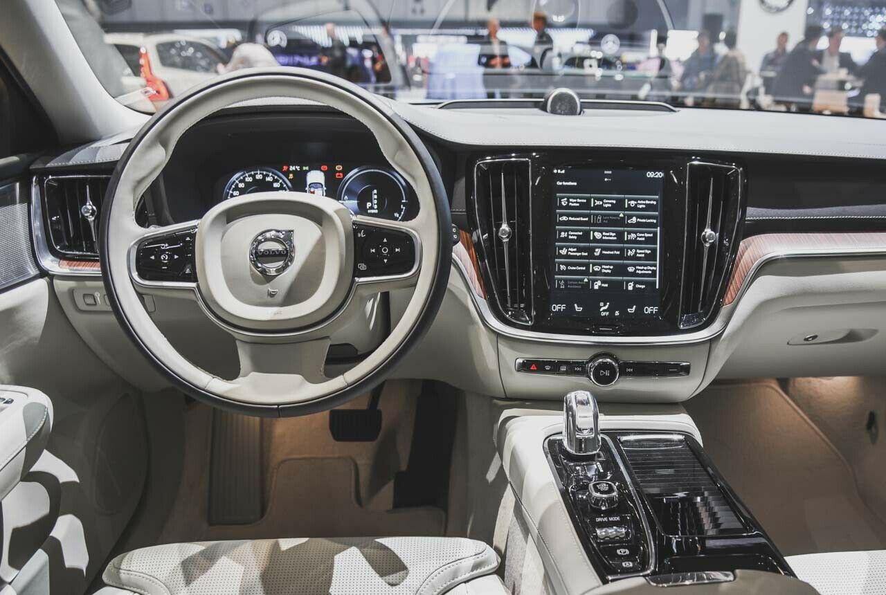 Volvos Infotainment mit hochkant angebrachtem 9,2-Zoll-Touchscreen überzeugt von der Bedienstruktur. Wenn man Touchscreens mag