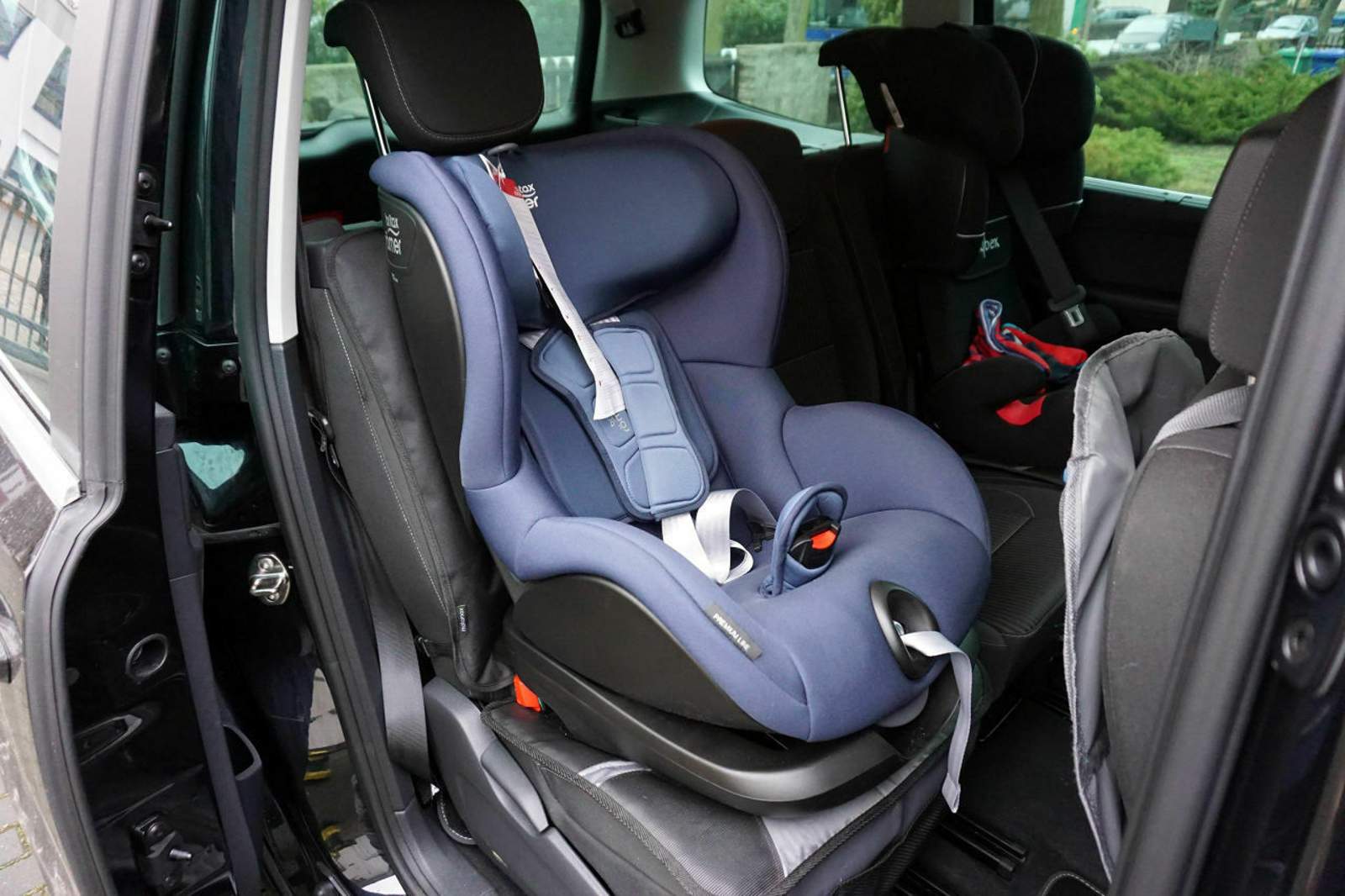 Der eingebaute Britax Römer Trifix2 I-Size : Testbericht Britax Römer ...