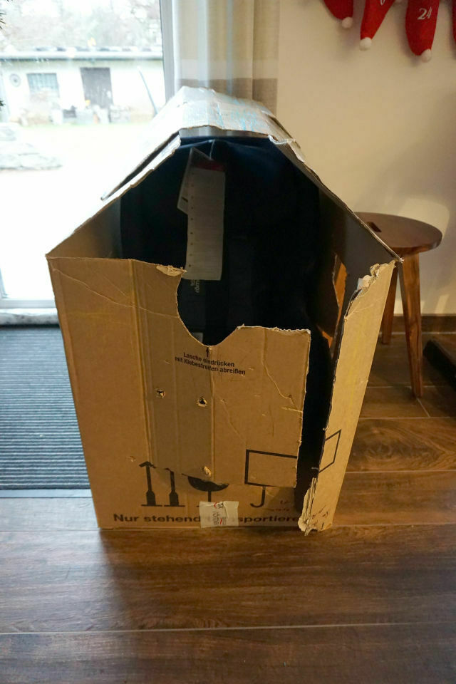 Kindersitz im Karton als H&ouml;hle
