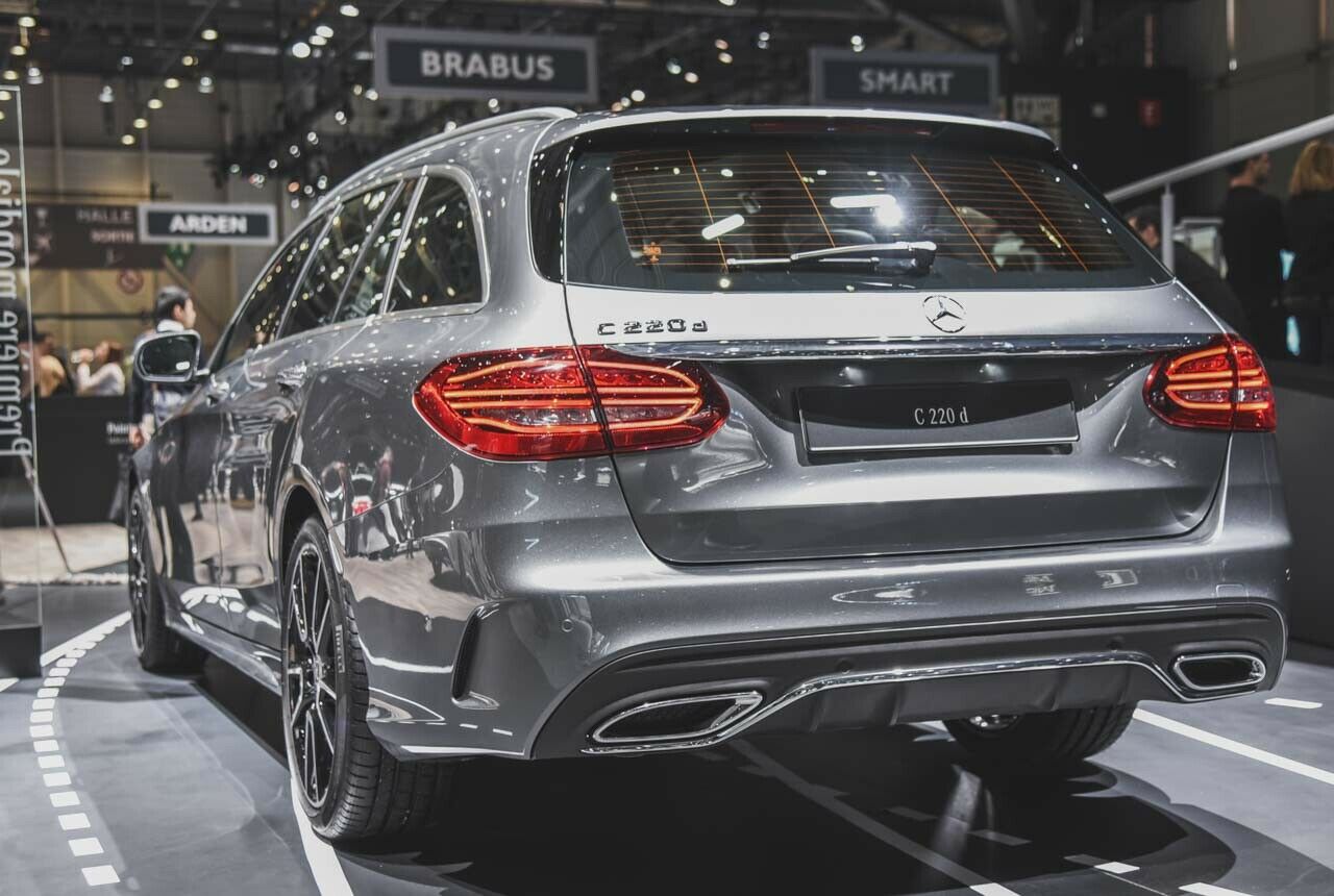 Mercedes formt die C-Klasse eher rundlich, das Heck wirkt etwas zierlicher als beim Volvo