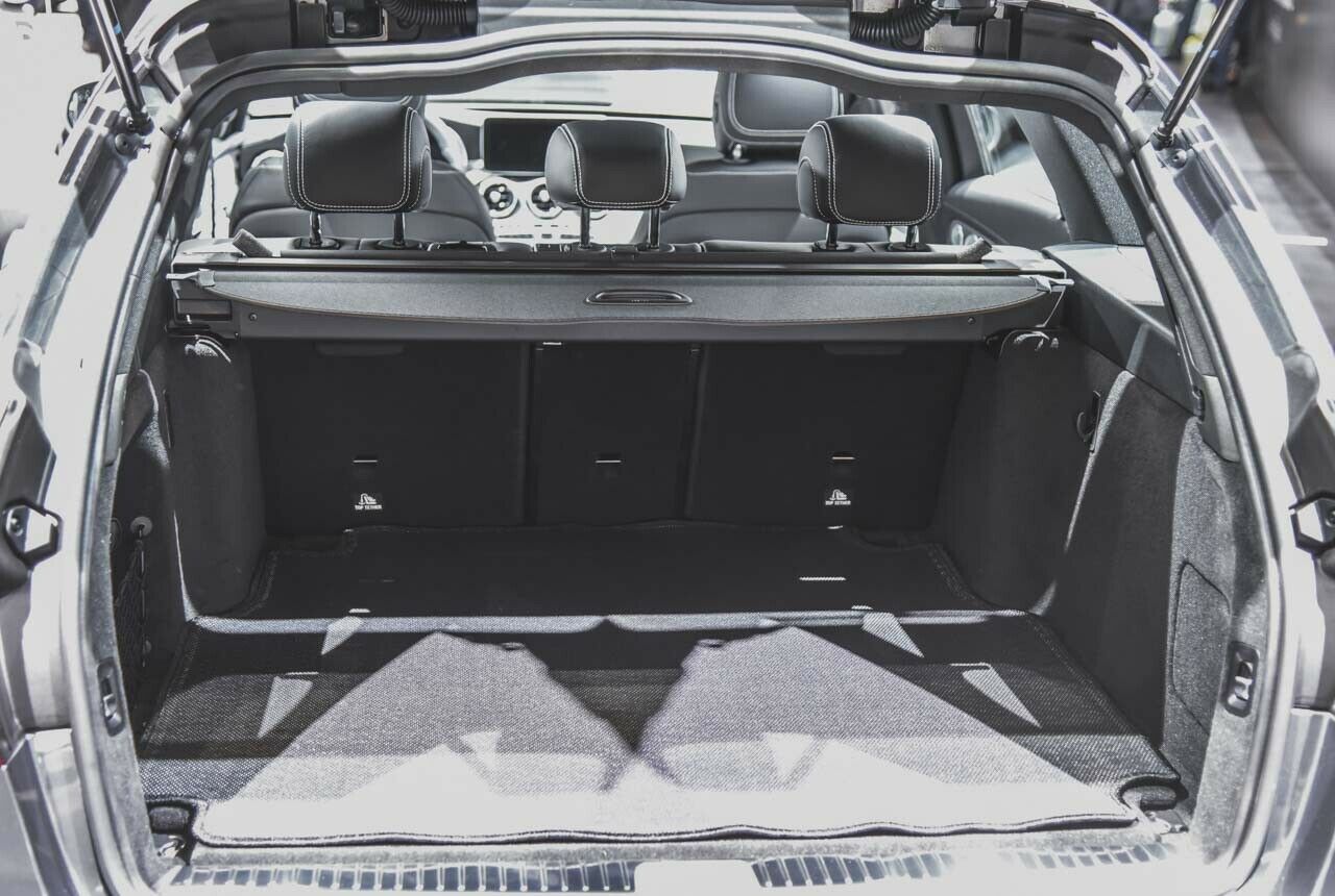 Der Kofferraum der C-Klasse bleibt wie er war. Hier wirkt der Mercedes nicht besonders "premium"