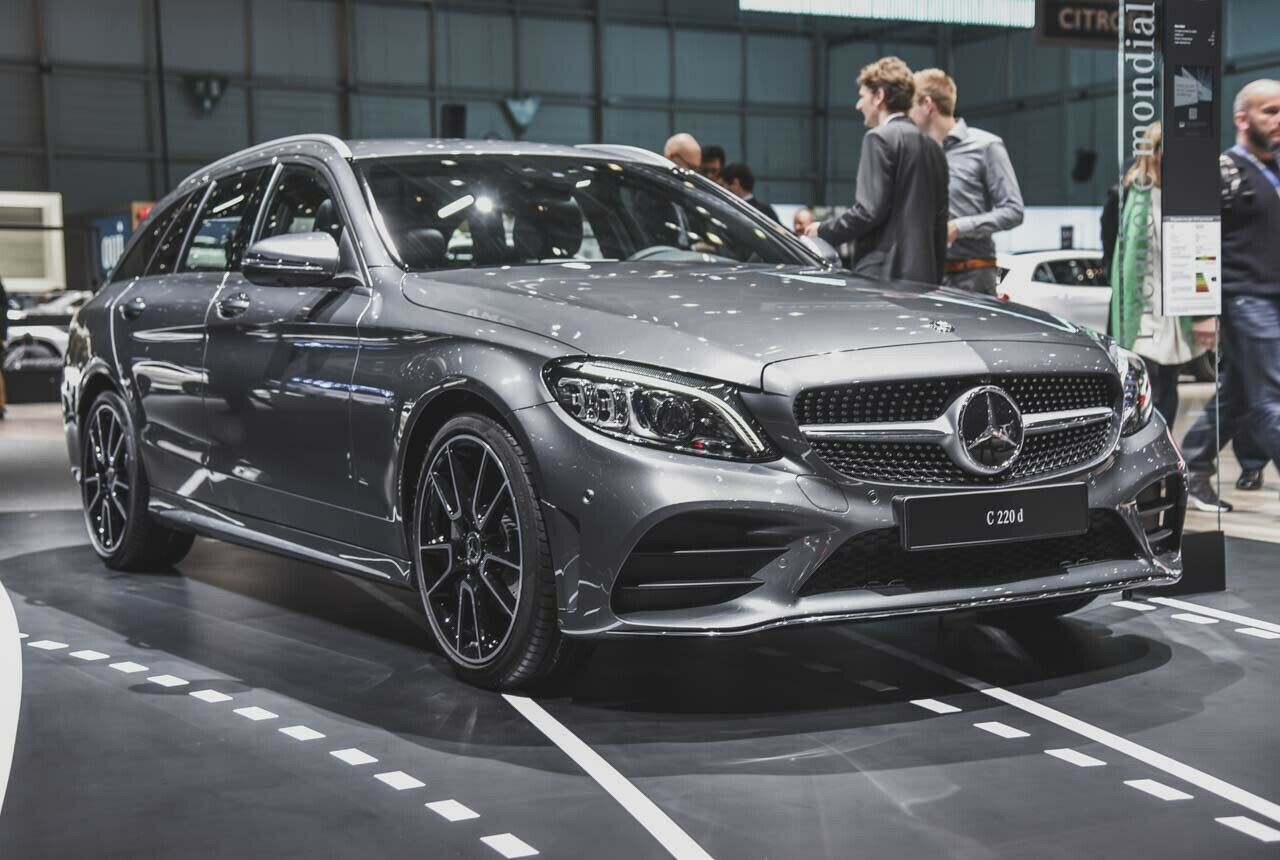 Seit vier Jahren auf dem Markt, zum Facelift tut Mercedes wenig an der Optik der C-Klasse