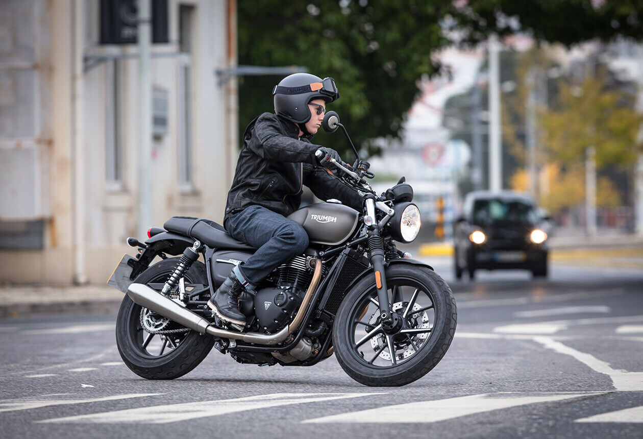 10 PS haben die Ingenieure von Triumph draufgelegt. Das Naked Bike kommt jetzt auf 65 PS Leistung