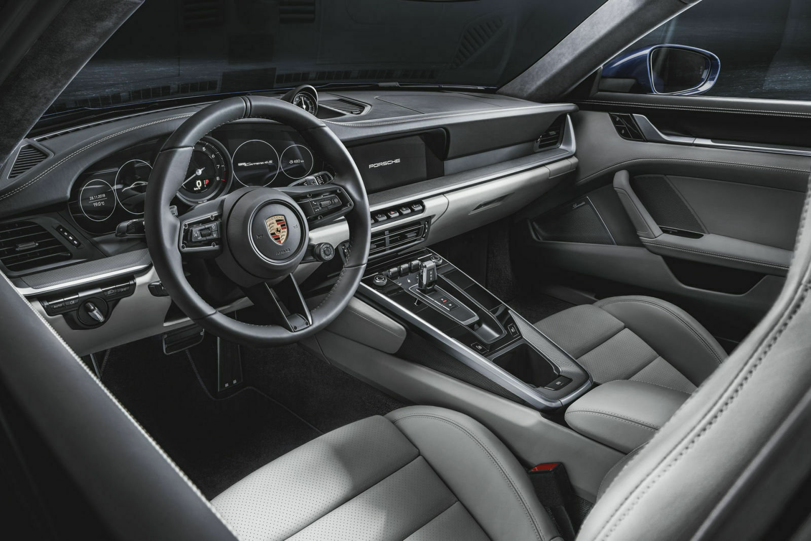 Nur noch ein Instrument zeigt analog an, den Rest übernehmen Displays