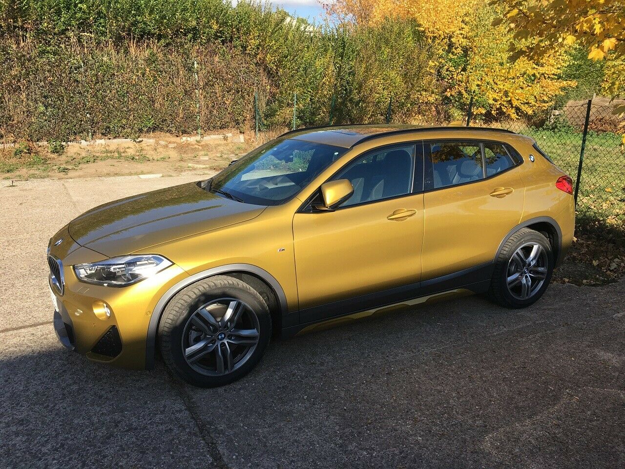 Mit diesem Lack passt der BMW X2 ganz wunderbar in den goldenen Herbst
