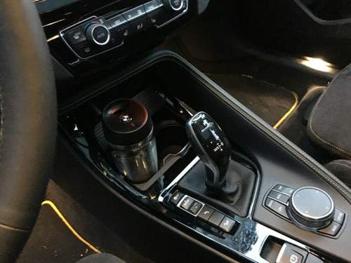 Standesgem&auml;&szlig;er Becher im Becherhalter der Mittelkonsole