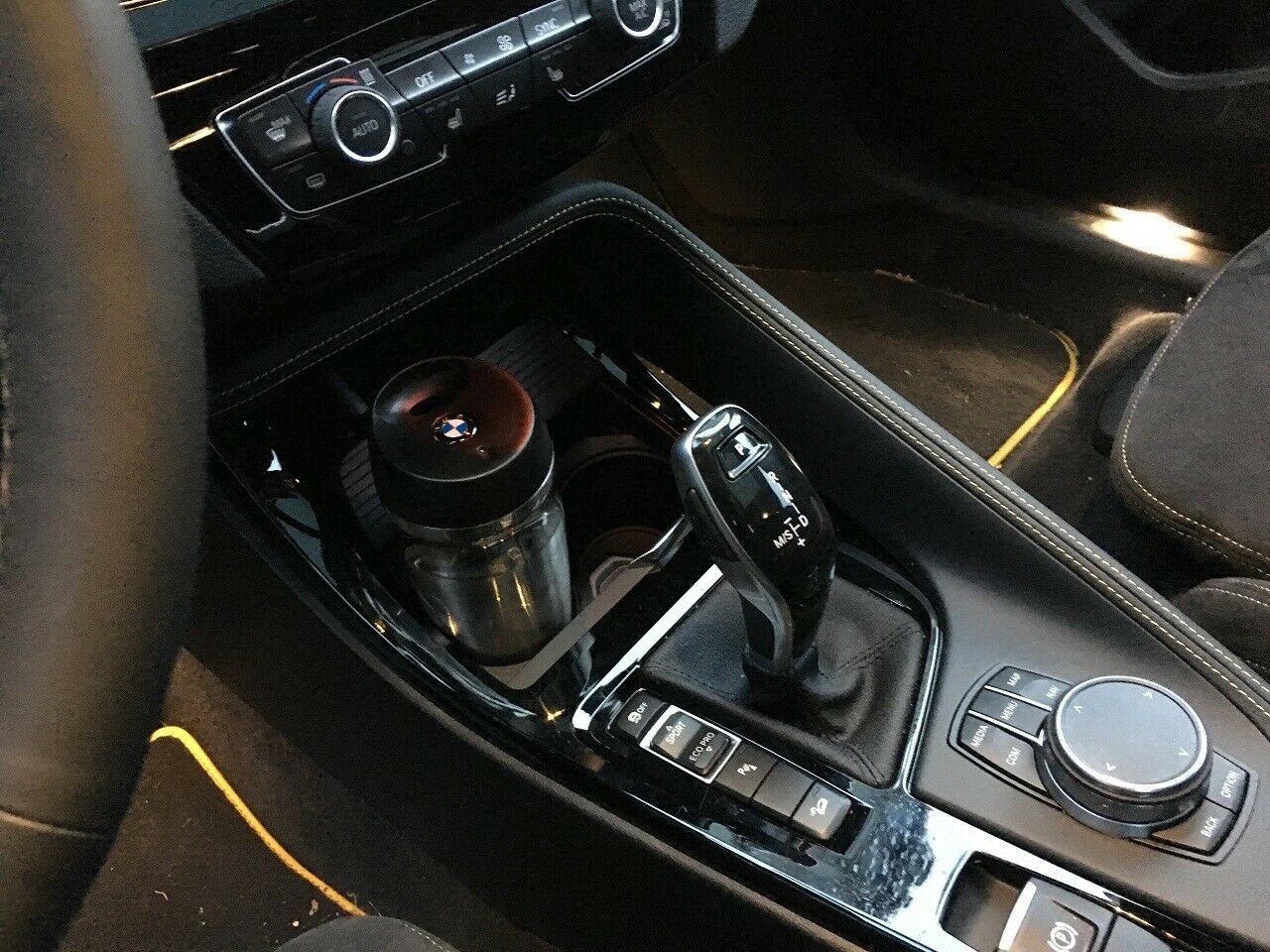 Standesgem&auml;&szlig;er Becher im Becherhalter der Mittelkonsole