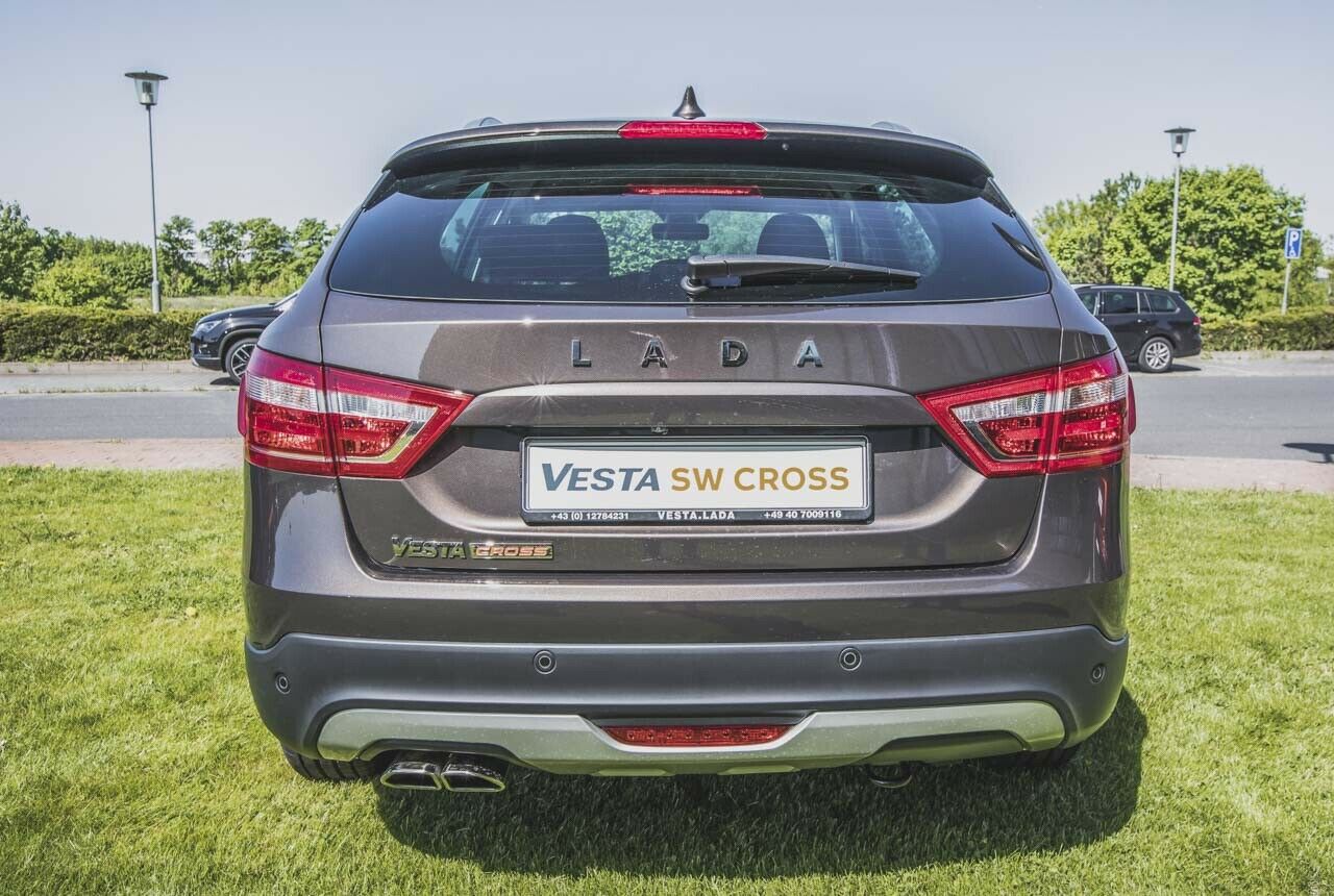 Die Karosserieform des Lada Vesta Cross in Offroad-Optik und dem regulären Kombi SW sind identisch. Die Gepäckräume fassen je 480 Liter