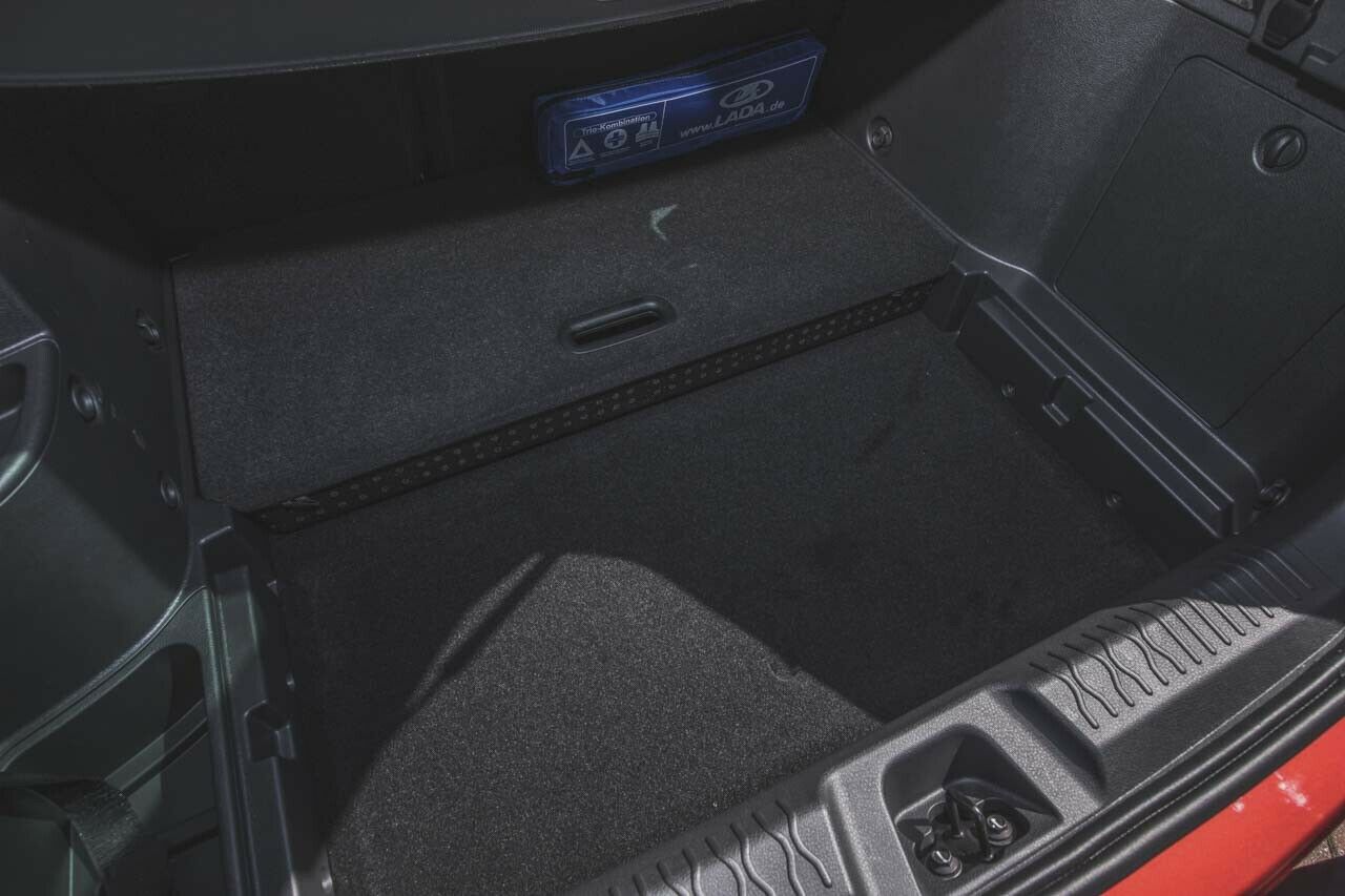 Unter dem Zwischenboden befindet sich im Lada Vesta SW eine Kuhle für noch mehr Gepäck