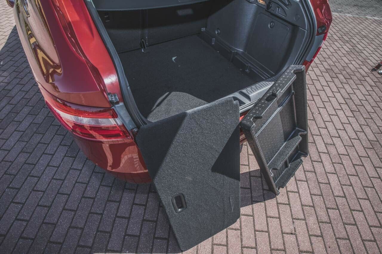 Entnimt man sämtliche Ablagefächer und Ablagen aus dem Kofferraum eines Lada Vesta, entsteht eine ausnehmend tiefe, innere Ladekante