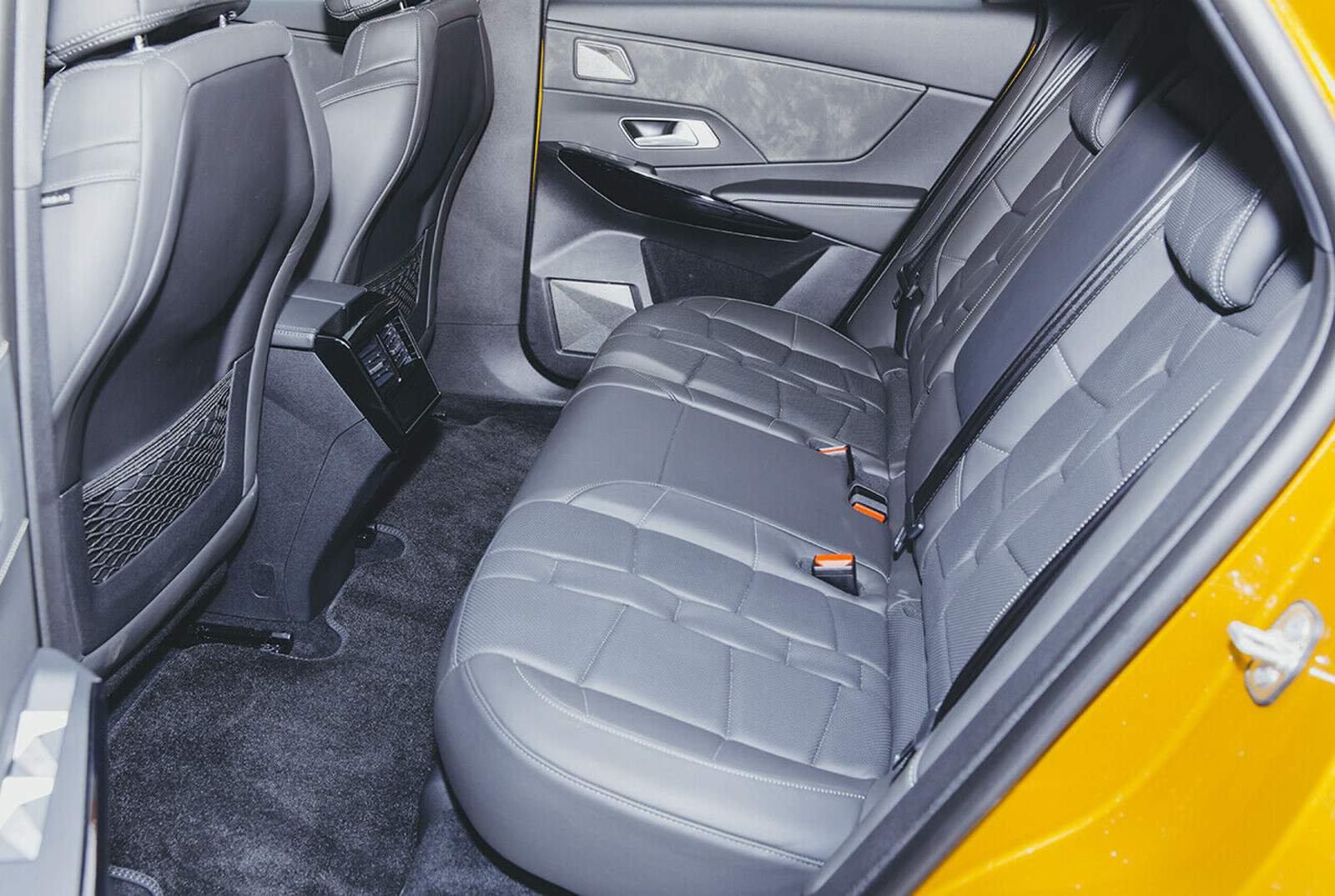 Das Platzangebot auf der Rückbank ist zumindest für die Beine sehr ...