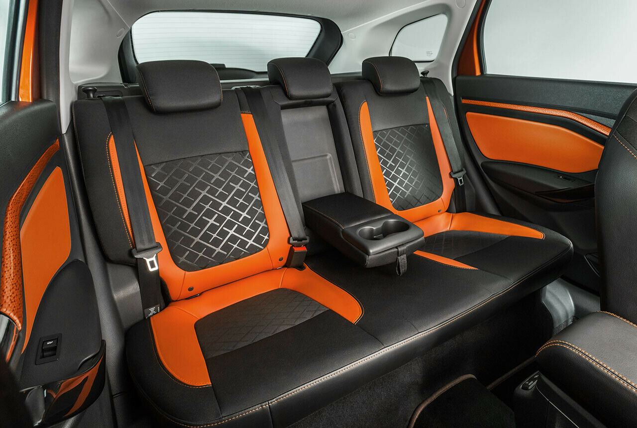 Die ausklappbare Mittelarmlehne hinten ist gut gepolstert