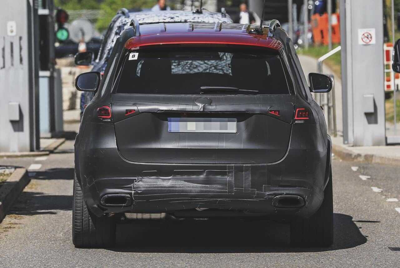 Der rote Riese von Mercedes auf Testfahrt